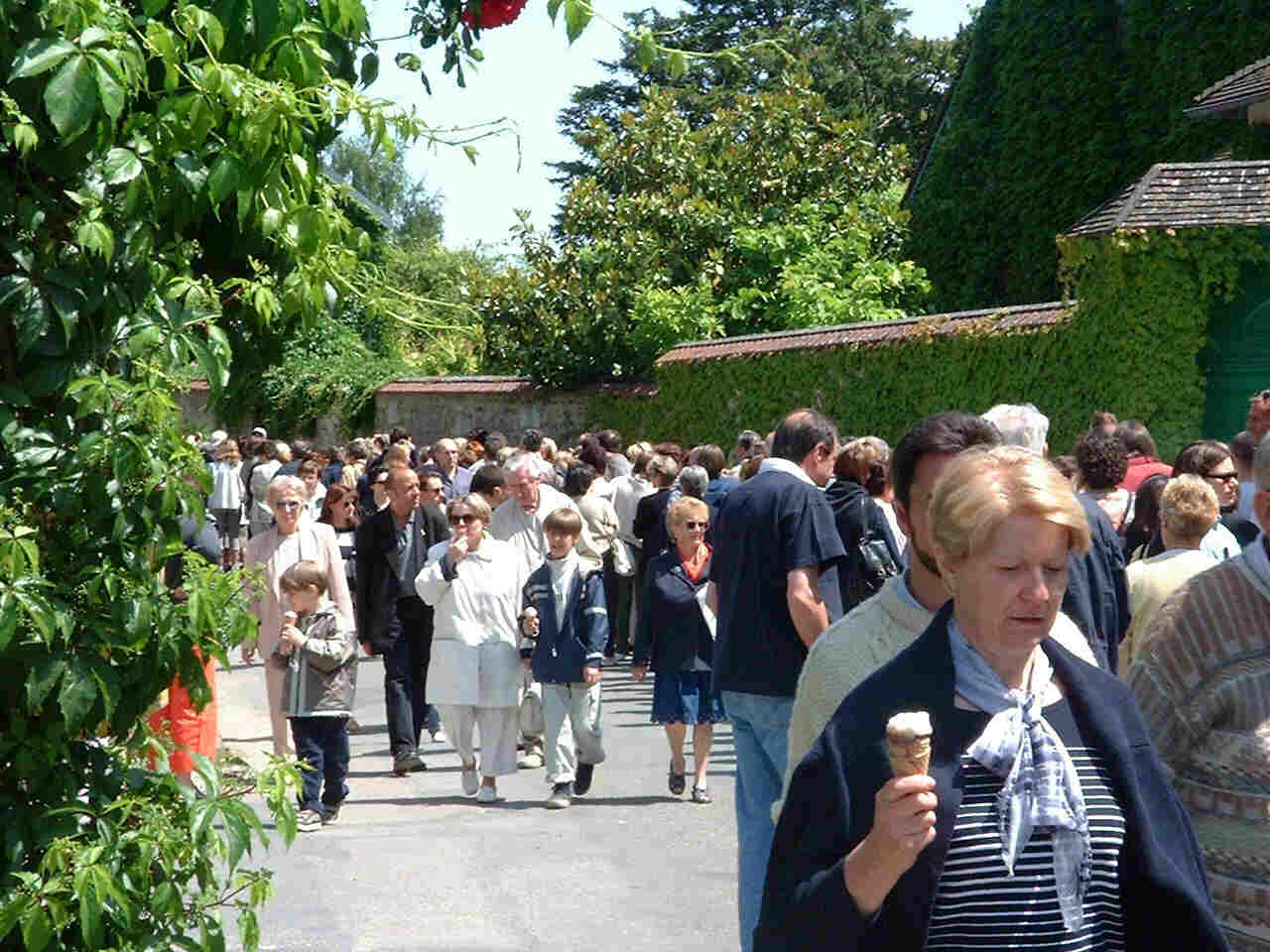 The line to see Monet's garden