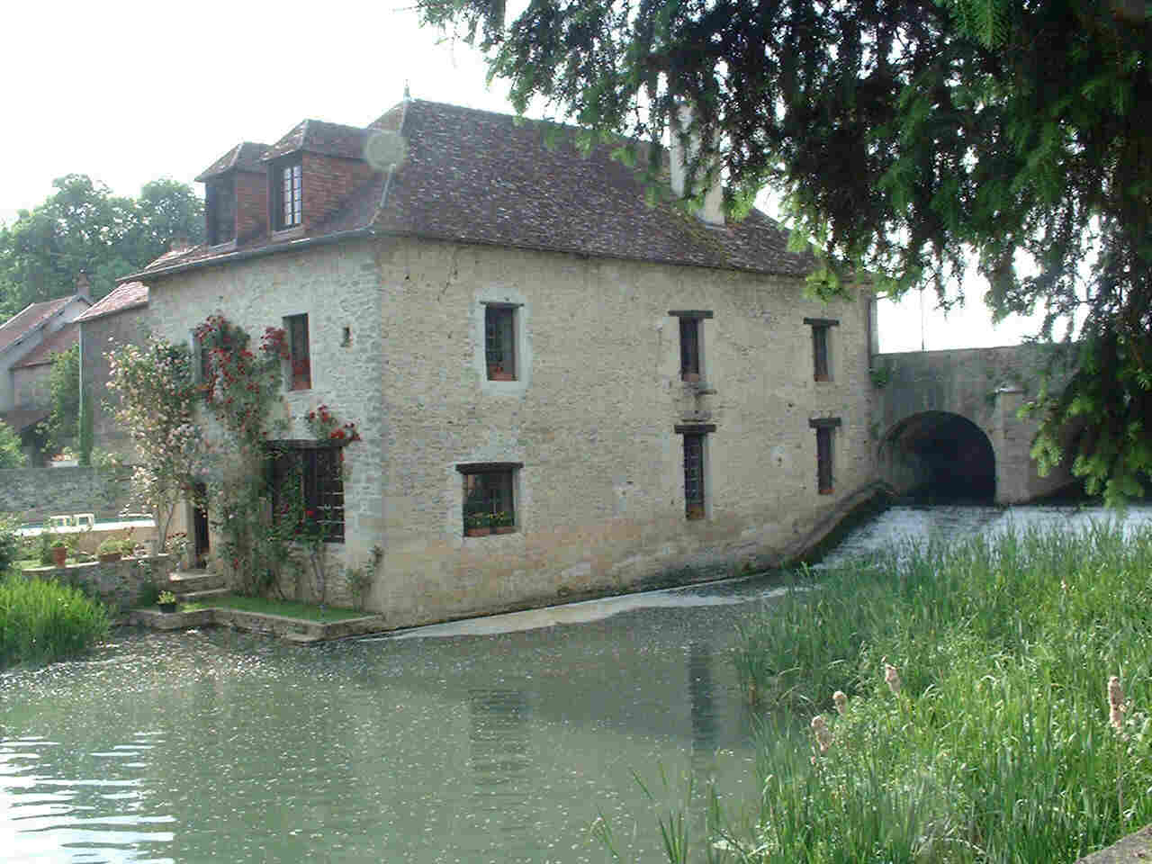 Le Vieux Moulin showing the waterfall